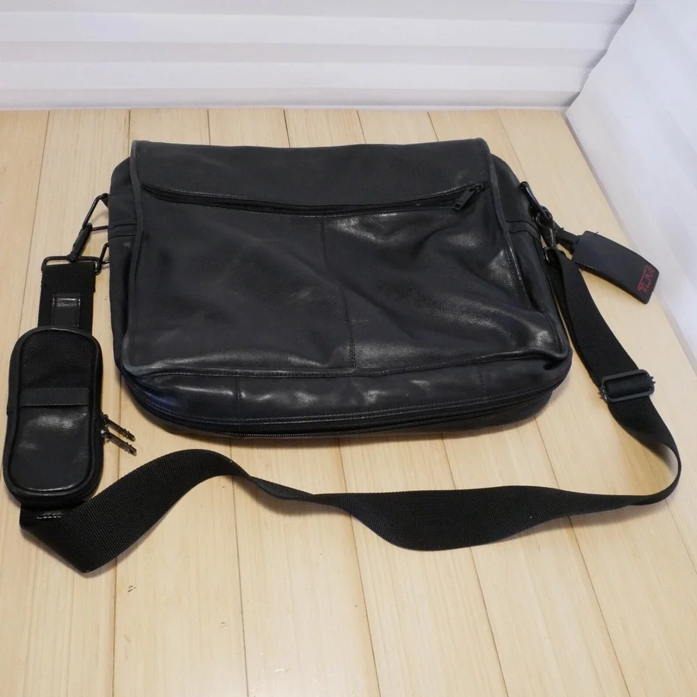 Tumi‎ Deluxe Expandable Messenger Bag Nappa Leather